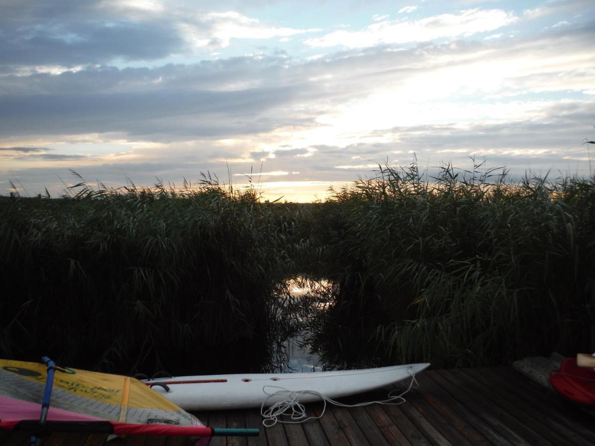 רוסט Pfahlbau Sunset II Toplage Inklusive Elektroboot מראה חיצוני תמונה