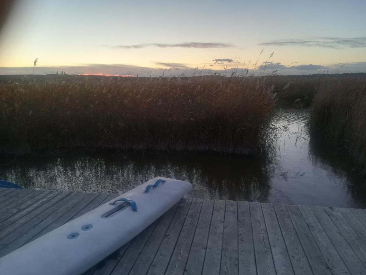 רוסט Pfahlbau Sunset II Toplage Inklusive Elektroboot מראה חיצוני תמונה