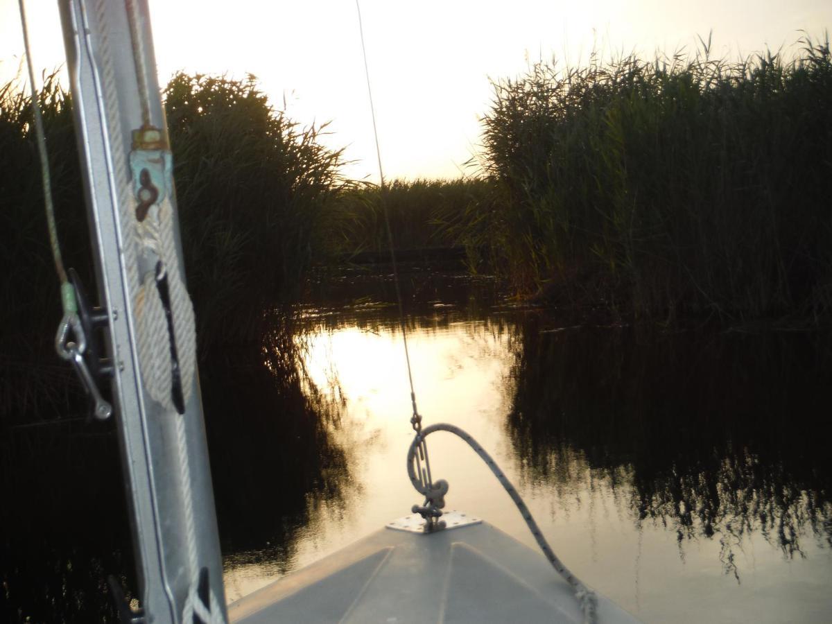 רוסט Pfahlbau Sunset II Toplage Inklusive Elektroboot מראה חיצוני תמונה