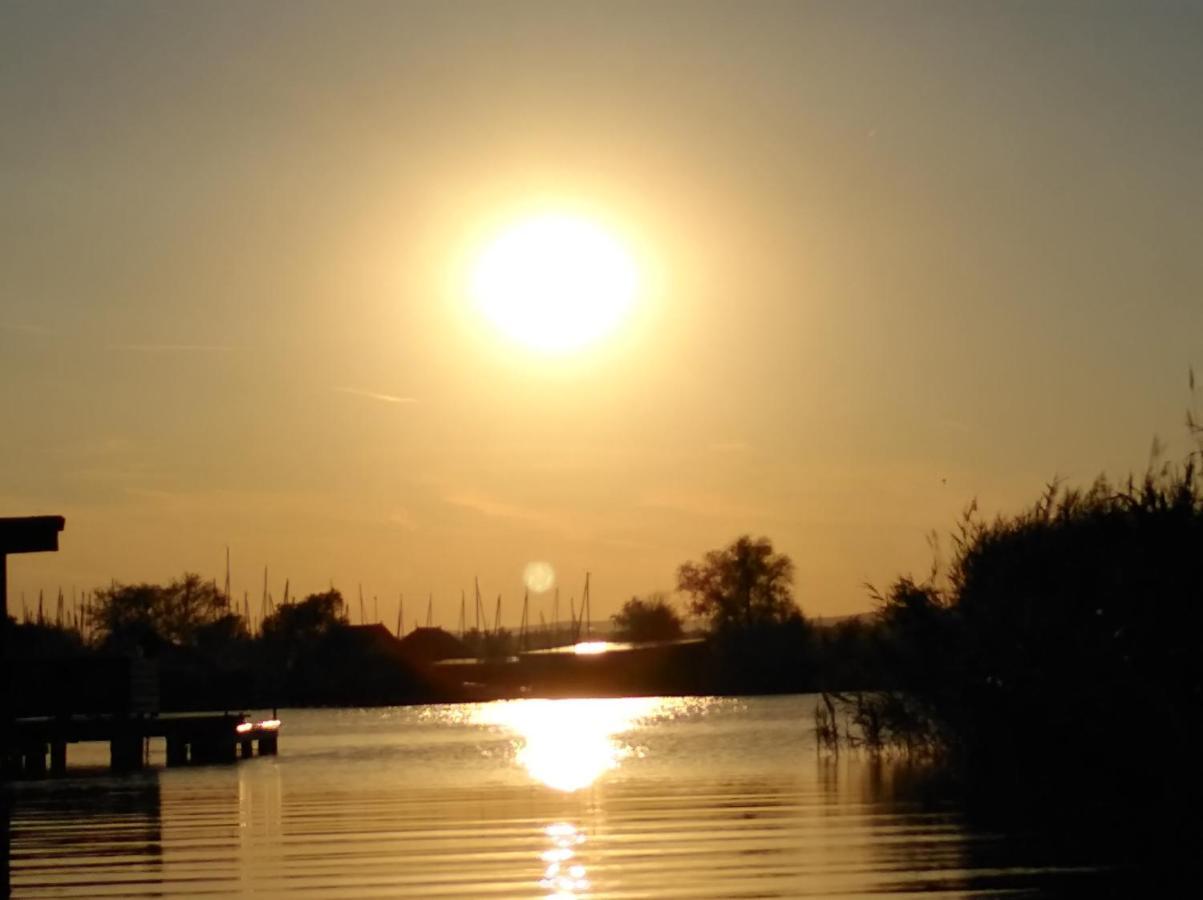 רוסט Pfahlbau Sunset II Toplage Inklusive Elektroboot מראה חיצוני תמונה