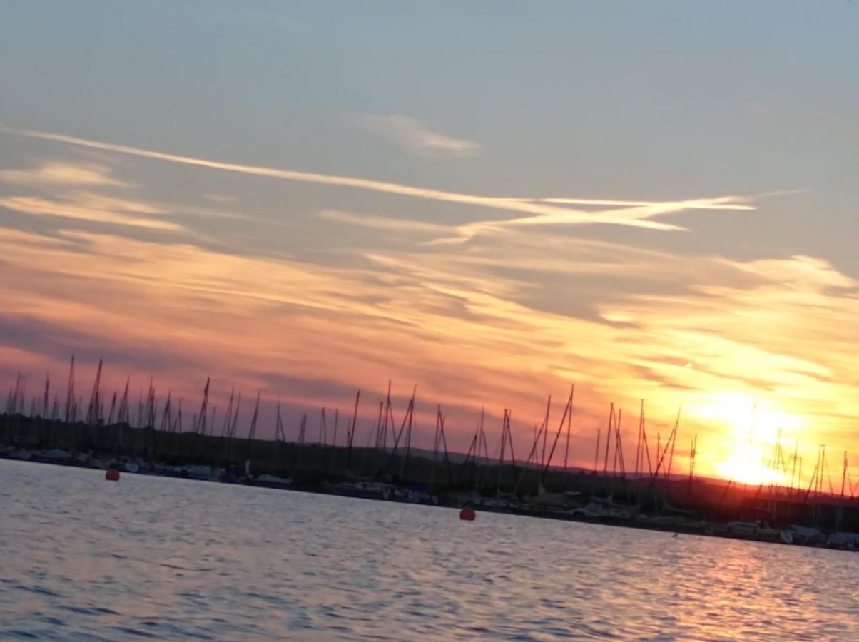 רוסט Pfahlbau Sunset II Toplage Inklusive Elektroboot מראה חיצוני תמונה