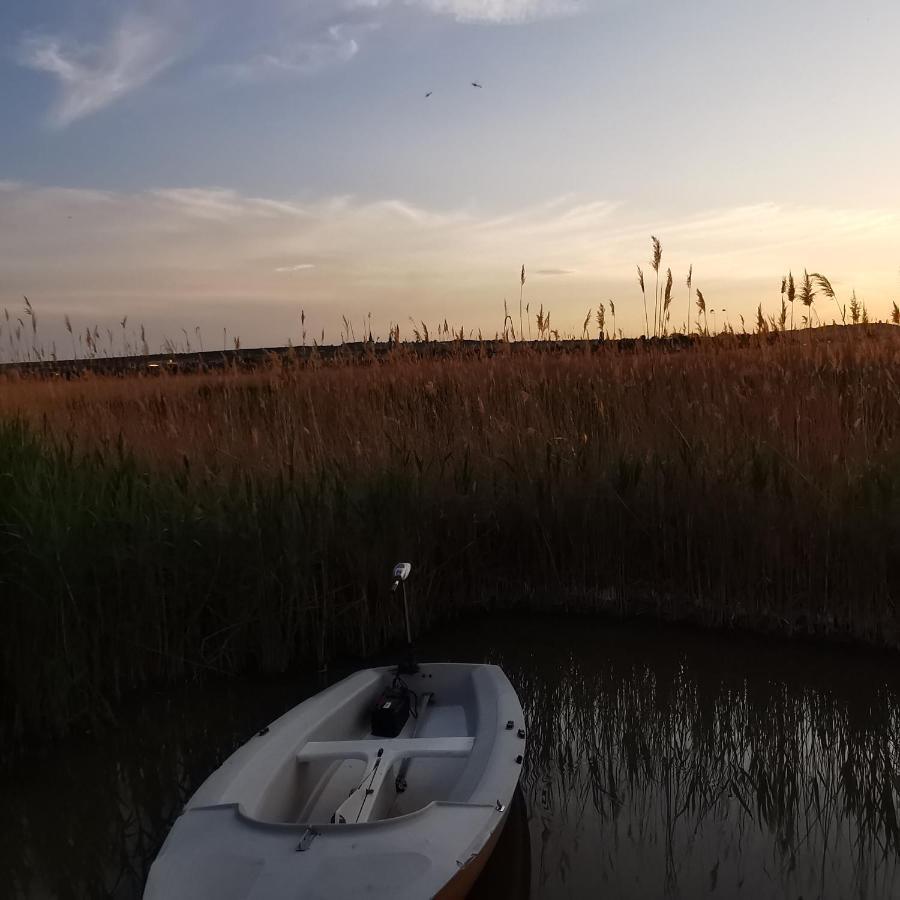 רוסט Pfahlbau Sunset II Toplage Inklusive Elektroboot מראה חיצוני תמונה