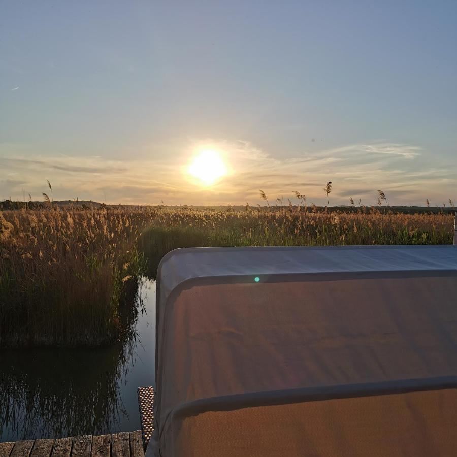 רוסט Pfahlbau Sunset II Toplage Inklusive Elektroboot מראה חיצוני תמונה