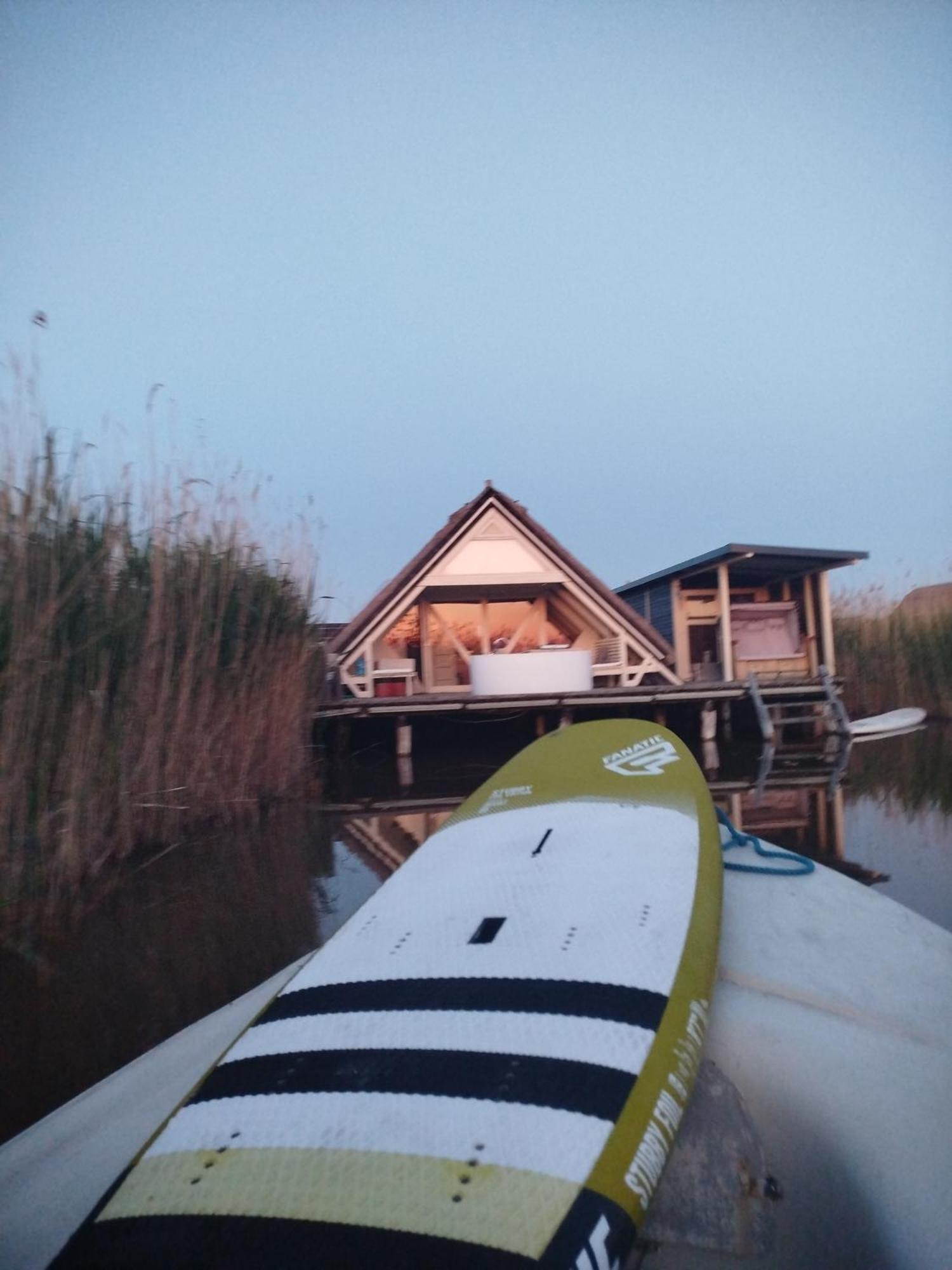 רוסט Pfahlbau Sunset II Toplage Inklusive Elektroboot מראה חיצוני תמונה